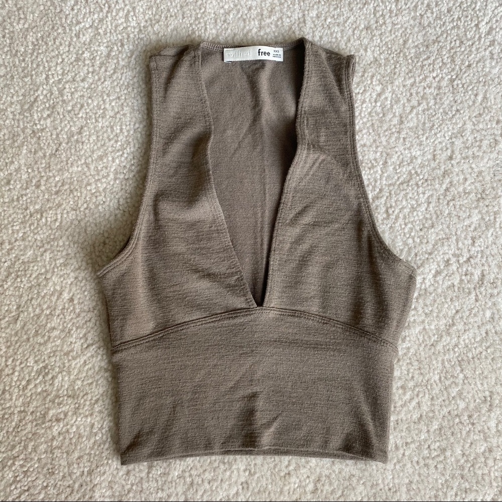 Aritzia Wilfred Free deep V top in XXS